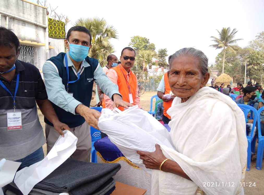 NVRDC Volunteer distributing blankets to elderly woman